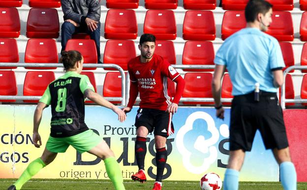 Igor Martínez asiste desde la banda derecha en una jugada del partido anterior que el Mirandés disputó ante al Izarra./ AVELINO GÓMEZ