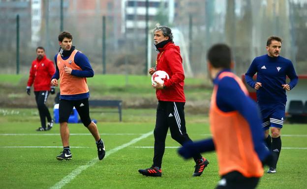Pablo Alfaro, con Rúper y Borja en un anterior entrenamiento. / AVELINO GÓMEZ