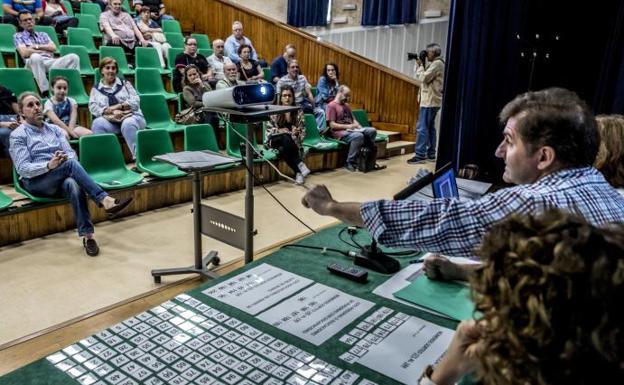 El sorteo se ha celebrado en el salón de actos del centro cívico del barrio.