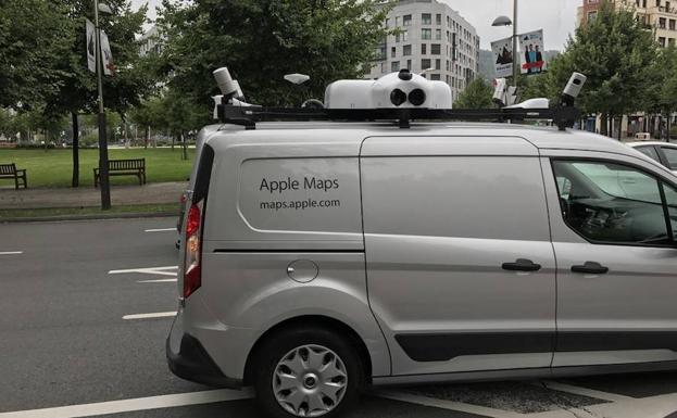 Uno de los coches de Apple Maps en Bilbao.