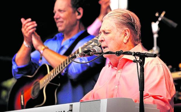 El legendario músico estadounidense tocó los mayores éxitos de The Beach Boys.
