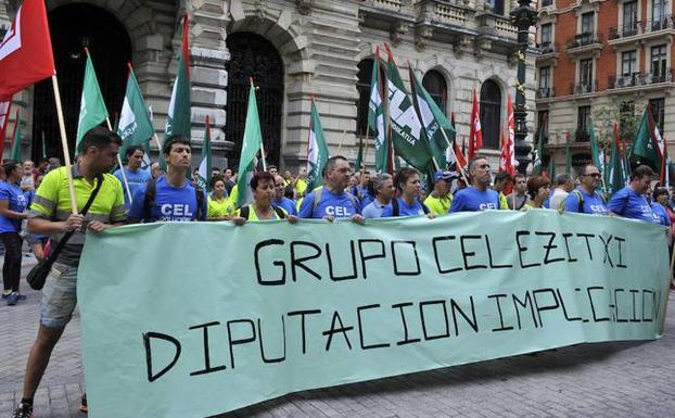 Los trabajadores de CEL finalizaron ante la Diputación de Bizkaia la marcha a pie que habían iniciado en Zalla.