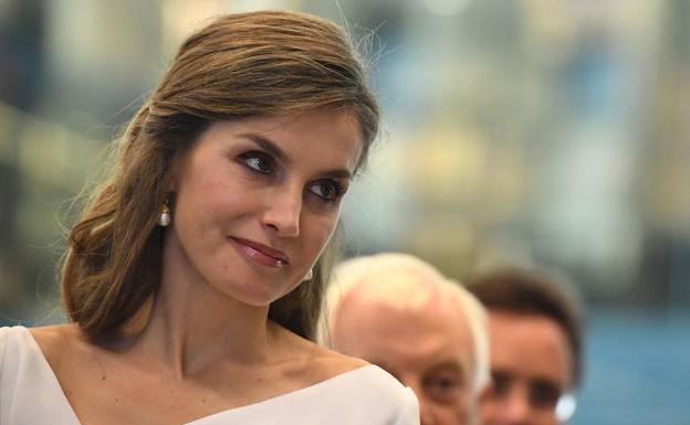 La Reina ha tenido el detalle de lucir prendas de firmas británicas.