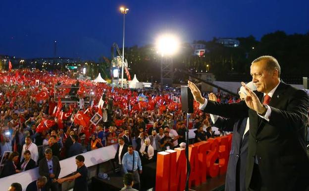 Erdogan saluda a sus seguidores