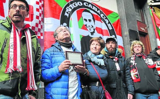 Familiares y amigos de Iñigo Cabacas, en el homenaje que le tributaron el pasado mes de abril.