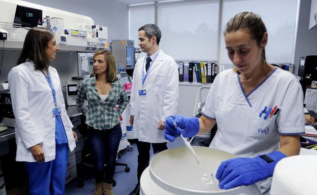 El ginecólogo Marcos Ferrando y la donante Desiré Ceballos hablan con una experta en los laboratorios de IVI Bilbao.