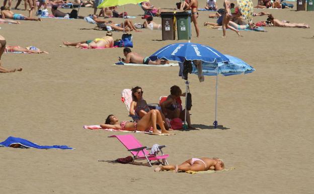 Playa de Ereaga este mediodía.