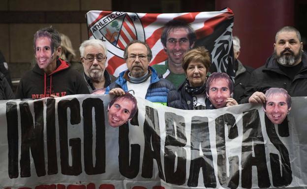 Los padres de Iñigo Cabacas, el joven que murió por el pelotazo de goma