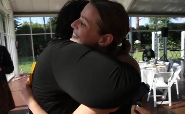Sarah Cummins abraza a una de las invitadas.