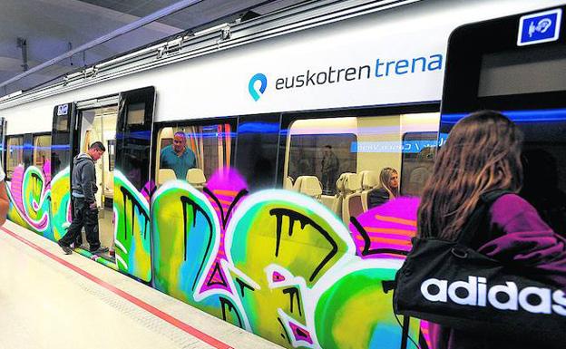 Este convoy de la Línea 3 fue pintado hace dos semanas. En algunos trenes, los grafiteros no dejan ni un espacio en blanco.