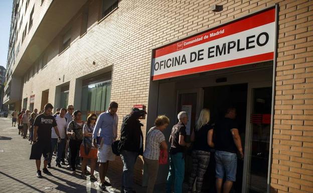 Cola para entrar en una oficina de empleo en Madrid /Reuters