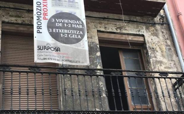 Una de las puertas del primer piso abierta.