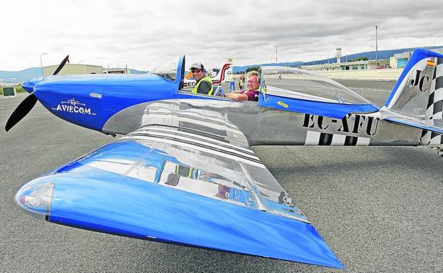 Ultraligero de vuelo acrobático estacionado en la plataforma más próxima al aeroclub, ayer en la infraestructura alavesa. / FOTOS: BLANCA CASTILLO