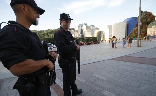 Agentes de la Ertzaintza vigilan el entorno del Museo Guggenheim.