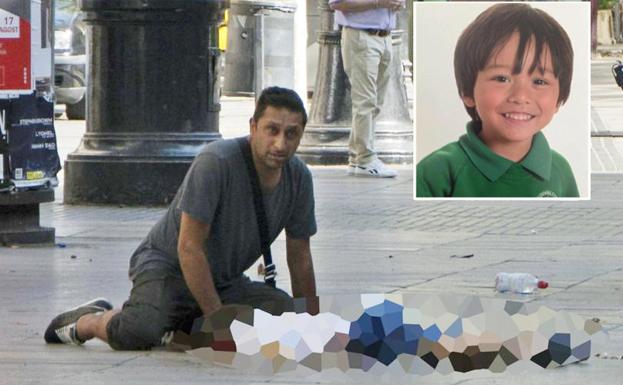 Harry Athwal, arrodillado junto al niño al que no quiso dejar solo.