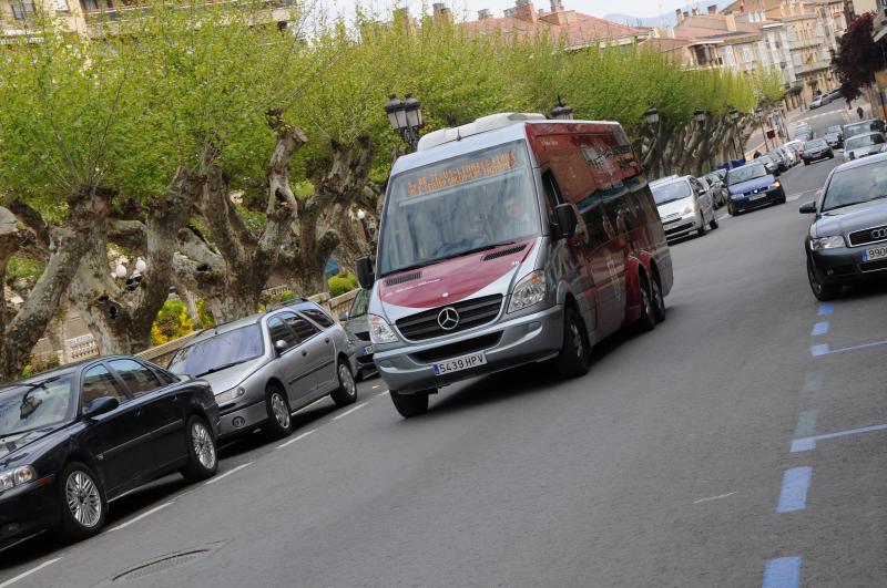 El autobús urbano recorre el tramo final de la Calle de la Vega, después del paso por la parada del Teatro Bretón.