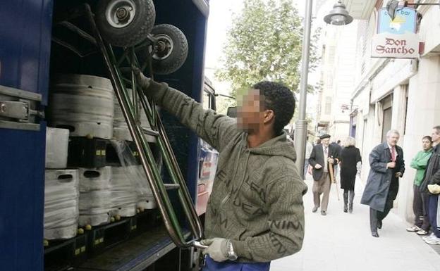 Trabajador extranjero realizando un reparto.