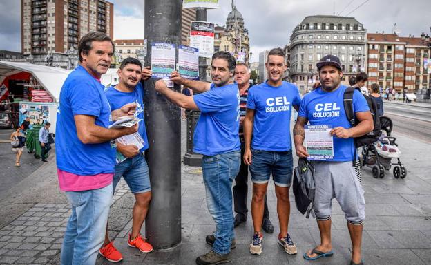 Los trabajadores de CEL pegan carteles, durante la Aste Nagusia.