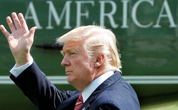 Trump saluda.