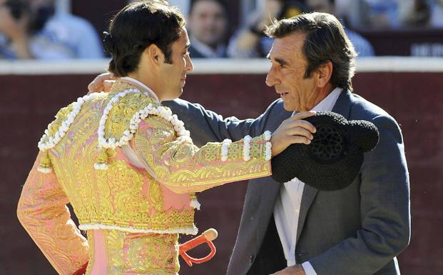 Damaso González saluda a su hijo, también torero y con el que comparte nombre, durante una corrida.