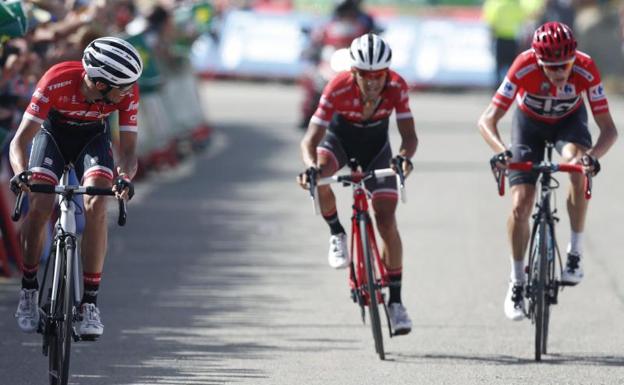 Los ciclista españoles de Trek, Alberto Contador y Jesús Hernández junto al británico de Sky Chris Froome en la llegada a la meta.