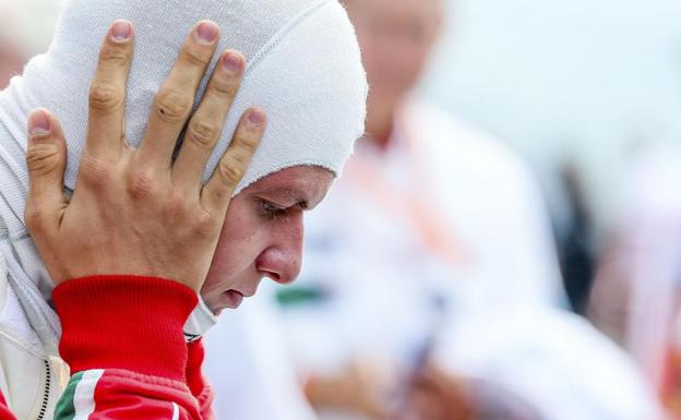 Mick Schumacher se ajusta la protección antes de subirse al coche.