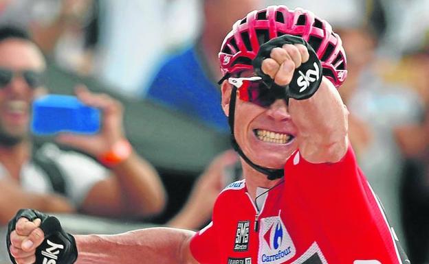 Froome estalla de alegría al cruzar la línea de meta de las Cumbres del Sol.