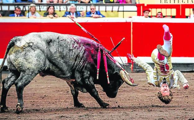 Juan Leal sufrió un revolcón en su primer toro.
