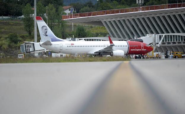 Avion de Norwegian Air Shuttle en el aeropuerto de Loiu.