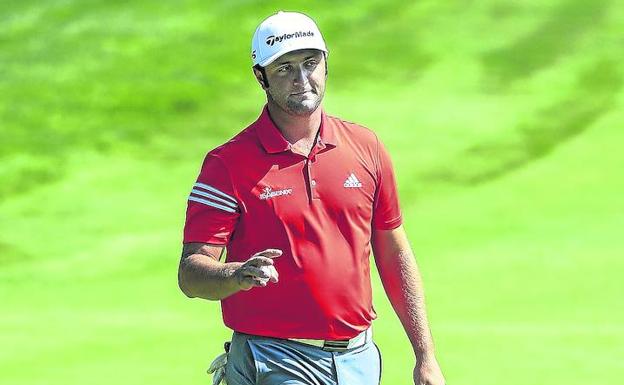 Jon Rahm saluda en el green del 4, donde se le escapó una buena opción de birdie.