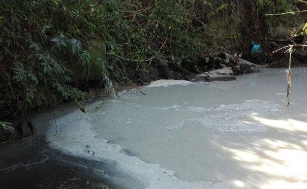 Uno de los vertidos incontrolados en Salvatierra.