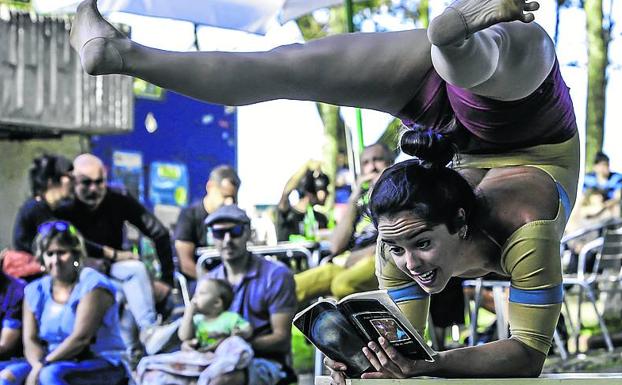 Las acrobacias también estuvieron presentes en el teatro de calle.