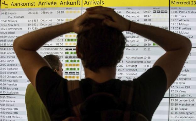 Imagen de archivo de un pasajero en el aeropuerto de Bruselas.
