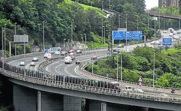 El viaducto de la A-8 sobre Zorroza tiene medio kilómetro de longitud.
