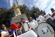 Carolina, hija de ‘Cherry’, leyó la inscripción escrita en la placa que la familia recibió de la Cofradía de San Juan del Monte .