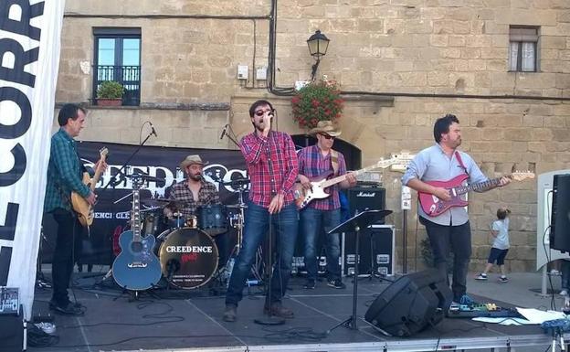 Actuando en Laguardia, Álava, izq-dcha: Eduardo Sanz, Raúl Acevedo, Jon Calleja, Raúl Merino e Íñigo Campo.