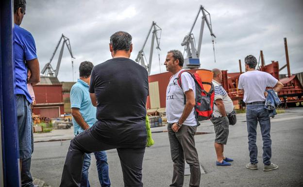 Miembros del comité de La Naval antes de su encierro en el astilero