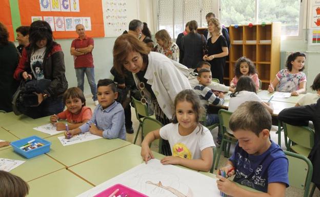 La consejera Cristina Uriarte observa los trabajos de unos alumnos del colegio Ángel Ganivet de Vitoria.