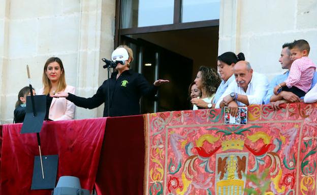 La pregonera inició su discurso con una máscara, al igual que sus compañeros del Cuadro Artístico.