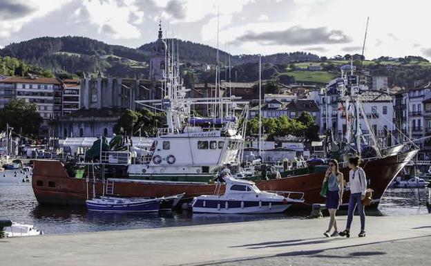 La decisión de priorizar a los peatones en el puerto de Lekeitio en los meses de verano se prolonga hasta octubre.