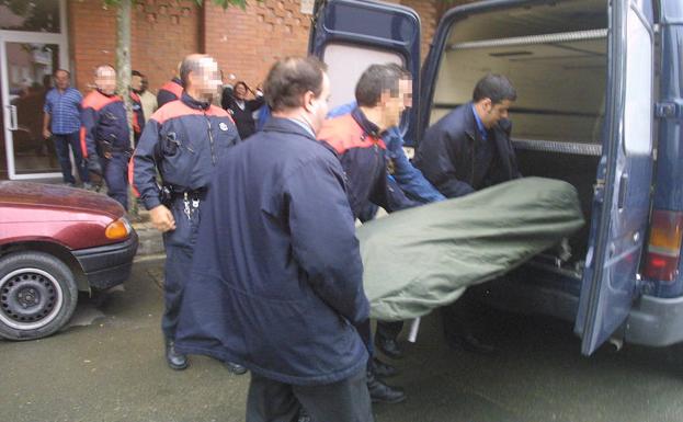 Policías y empleados llevan el féretro de Adama.