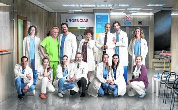 Los protagonistas de la serie, en el hospital madrileño donde se desarrolla.