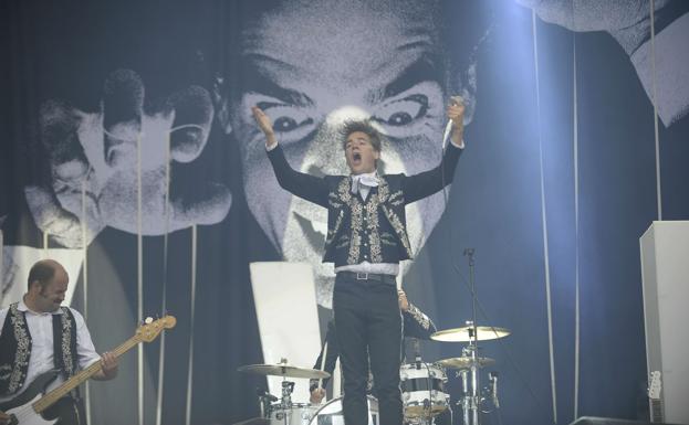 The Hives talde suediarrak Bilbao BBK Live jaialdian jo zuen duela bost urte.
