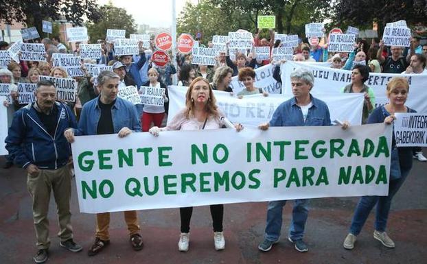 Los vecinos de Zazpilanda volvieron ayer a la calle.