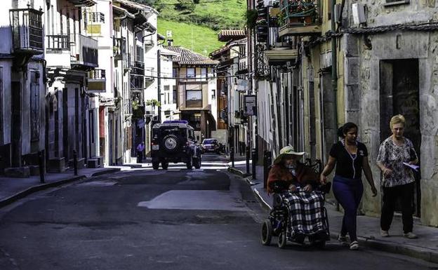 Las aceras del vial principal no permiten el paso de sillas de ruedas.