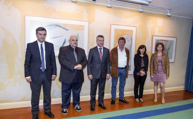 El Lehendakari recibe al director de Amnistía Internacional España.