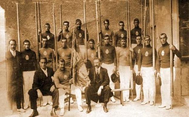 El grupo de remeros al que se homenajeó con el aurresku femenino por su victoria.
