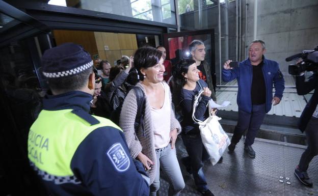 La portavoz de la CUP en el Parlament, Anna Gabriel, abandona el salón de actos, donde ha irrumplido la Policía Local de Vitoria.