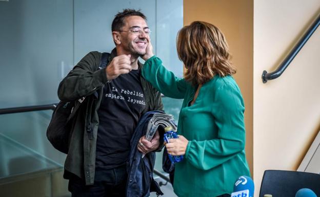 Pilar Garrido saluda a Juan Carlos Monedero.