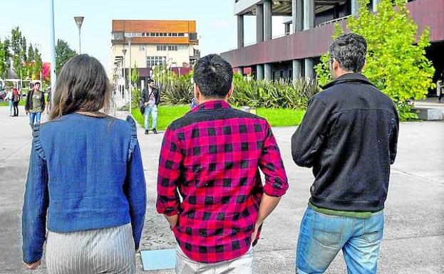 Los tres alumnos en situación de asilo caminan por el campus de Leioa de la UPV./Luis Ángel Gómez